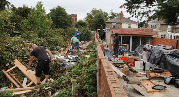 英国_社会|英国男子报复邻居乱扔垃圾 以牙还牙全部扔回去 感激警方介入