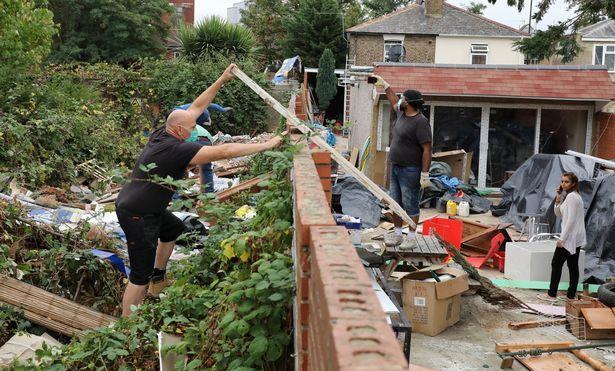 英国_社会|英国男子报复邻居乱扔垃圾 以牙还牙全部扔回去 感激警方介入