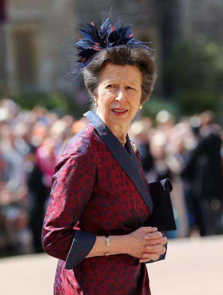 英国女王唯一女儿真节俭!一件衣服穿35年,看不惯嫂子戴安娜