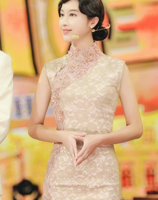 张俪超模气质藏不住,红色旗袍优雅又复古,就这么有国际范