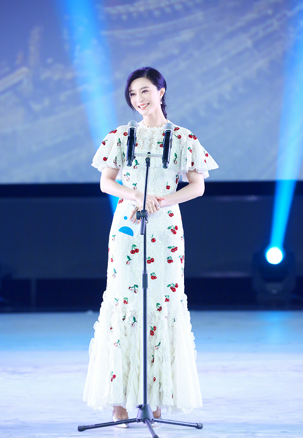 范冰冰|范冰冰终于敢穿露脐装，配上泡面卷发后，网友：要去女团选秀？