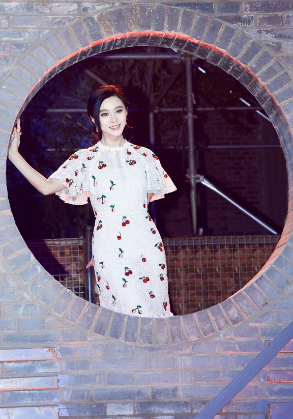 范冰冰|范冰冰终于敢穿露脐装，配上泡面卷发后，网友：要去女团选秀？