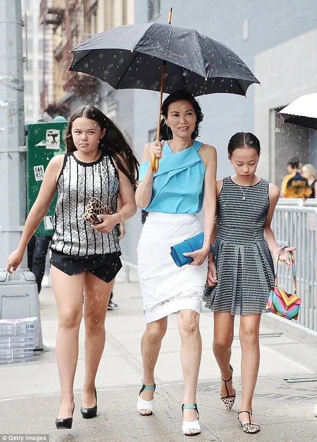 邓文迪|邓文迪女儿躺赚260亿，成最年轻亿万富翁：养娃才是最高级的本事