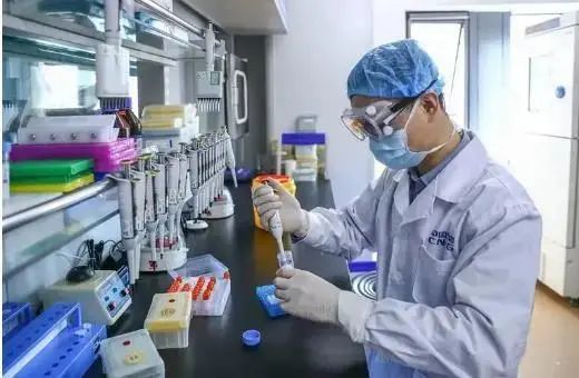 超级传播者|73个新冠毒株变种！传染力快10倍，已出现“超级传播者”