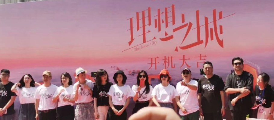 孙俪|孙俪新戏开机生图曝光，头发罕见变长了，穿白衣短裤清纯似少女