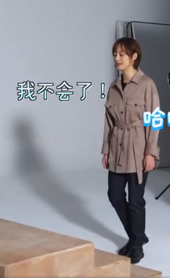 孙俪|孙俪新戏开机生图曝光，头发罕见变长了，穿白衣短裤清纯似少女