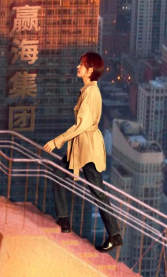 孙俪|孙俪新戏开机生图曝光，头发罕见变长了，穿白衣短裤清纯似少女