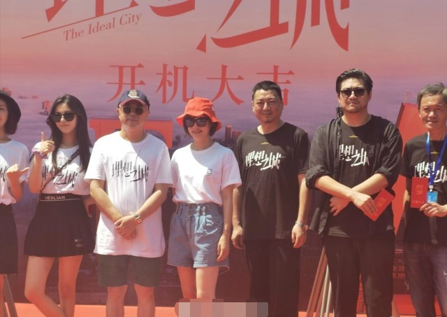 孙俪|孙俪新戏开机生图曝光，头发罕见变长了，穿白衣短裤清纯似少女