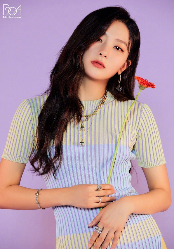 姜涩琪身穿拼接撞色毛衣裙,展示绝美好身材,手拿一枝花,是温柔的七七