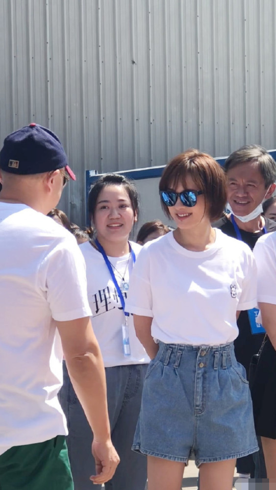 孙俪|孙俪新戏开机生图曝光，头发罕见变长了，穿白衣短裤清纯似少女