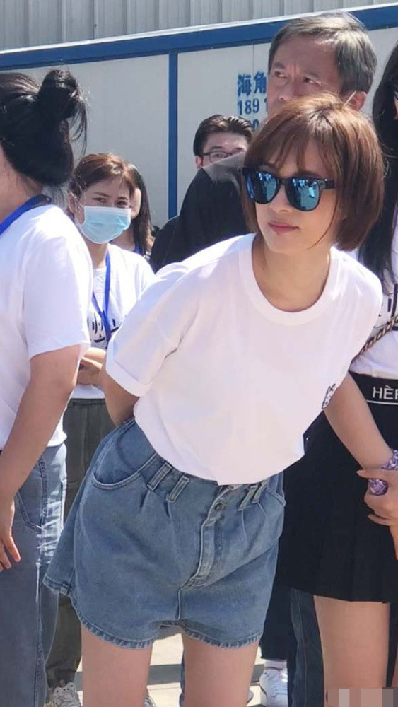 孙俪|孙俪新戏开机生图曝光，头发罕见变长了，穿白衣短裤清纯似少女