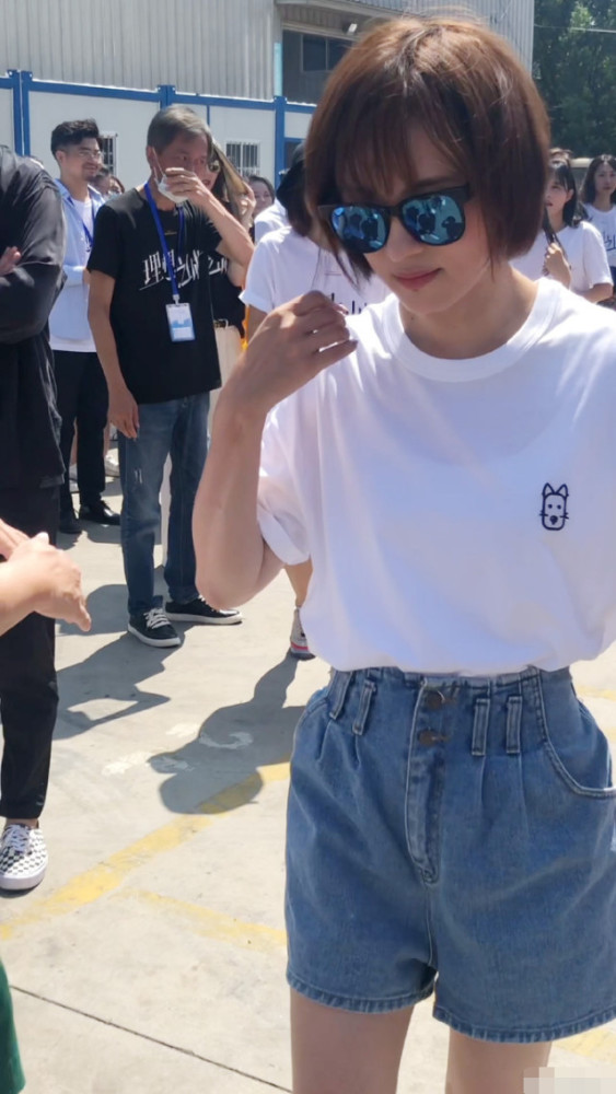 孙俪|孙俪新戏开机生图曝光，头发罕见变长了，穿白衣短裤清纯似少女