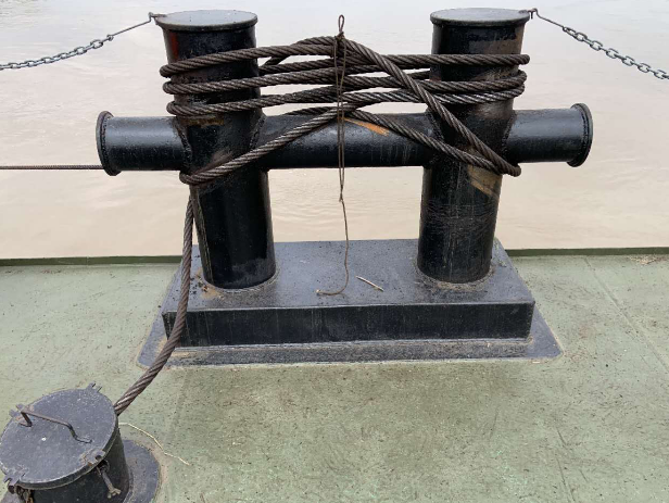 第二种方式,则是通过在岸上设置地牛或者系缆桩,系缆环等固定可靠的