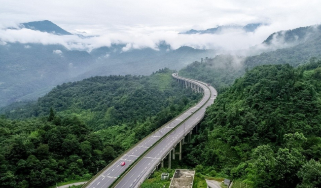 佩服！中国一条240公里长的公路每公里要花费近1亿美元！