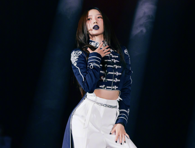 孟美岐穿露脐上衣表演当镜头特写到她的腰部这腰围认真的吗