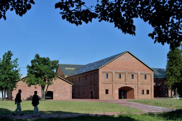 南條史生 年建立地方都市美术馆的意义 日本 可携带的城市 弘前市 当代美术馆 十和田市现代美术馆 南条史生