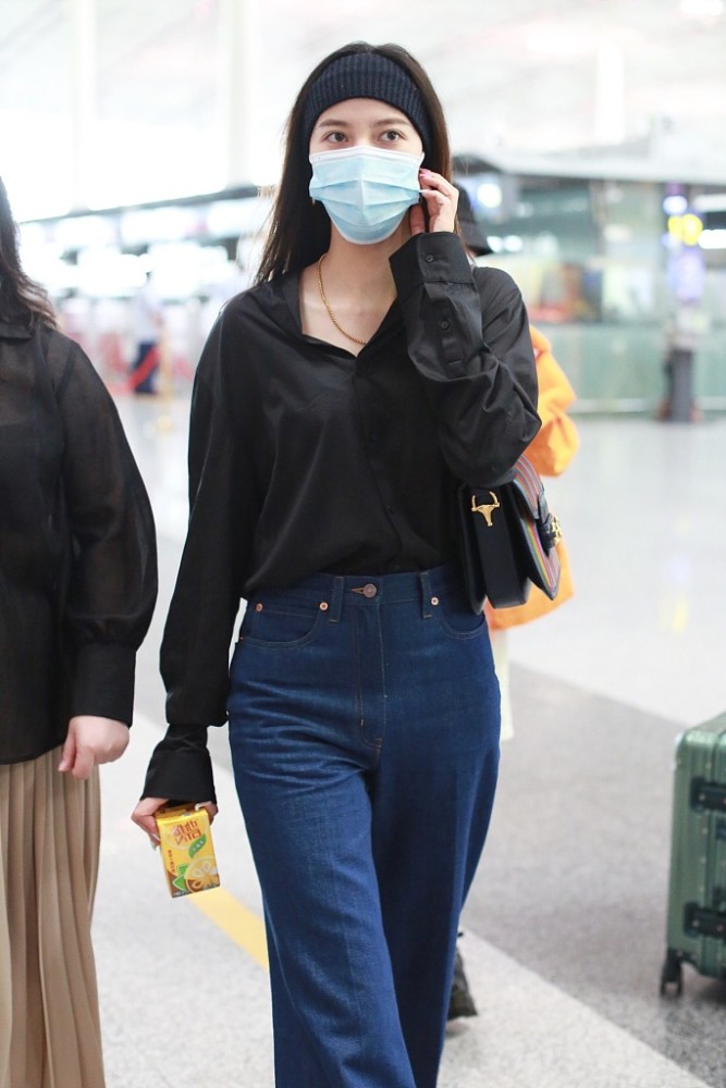 街拍黑色衬衣牛仔喇叭裤gucci1955条纹马鞍包复古摩登