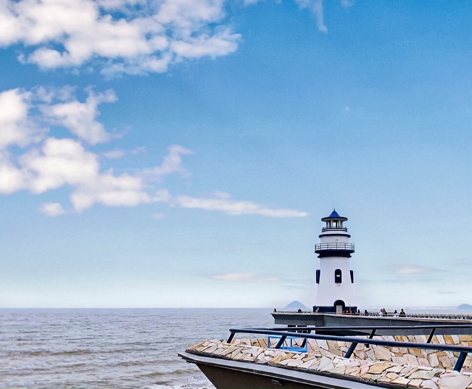 在珠海有一条浪漫的情侣路在情侣路上海边矗立着一座灯塔