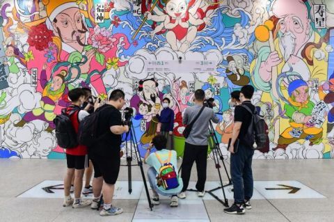 众神上班图|巨型壁画《众神上班图》亮相国贸地铁站