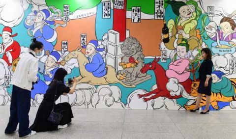 众神上班图|巨型壁画《众神上班图》亮相国贸地铁站