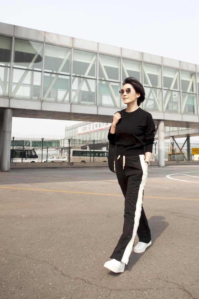 51岁王菲代言内衣品牌薄纱衣配阔腿裤比例逆天淡妆短发太高级