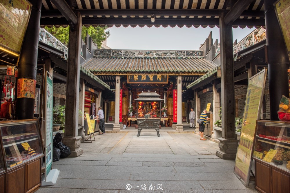 广州西关藏有近千年的古庙，前几年春天，游客稀少。