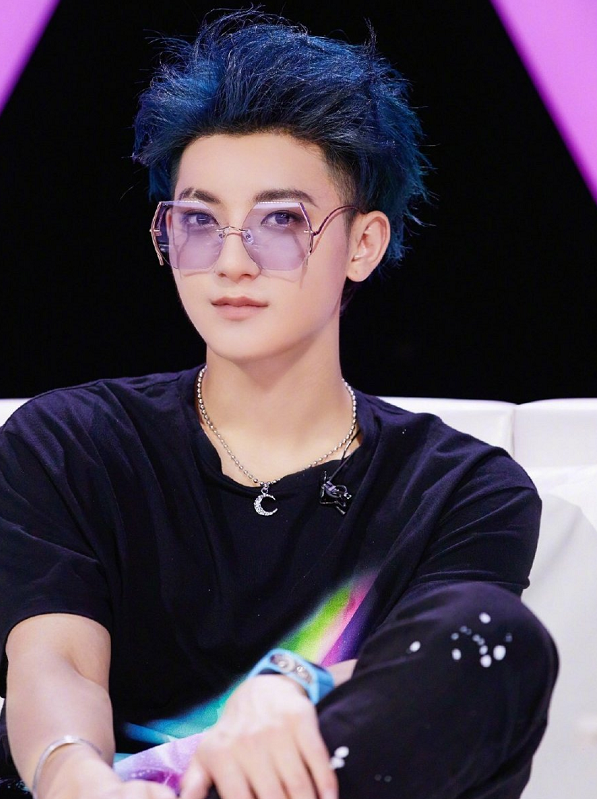 男明星蓝发:黄子韬帅气,鹿晗搞笑,看到王一博:跟我回家吧