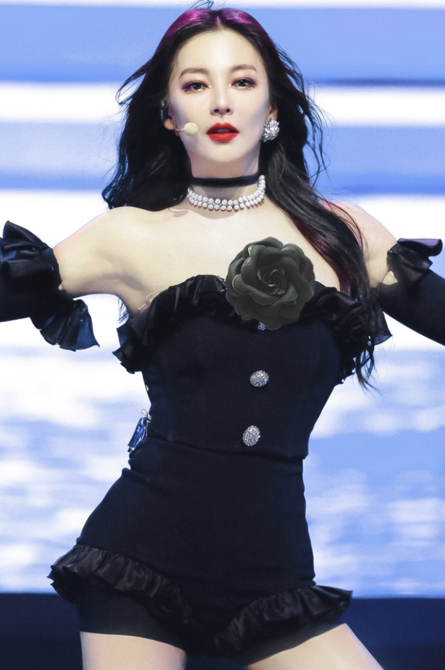 张雨绮光脚跳舞图火了看她穿短裙的光影腿这才是男生最爱