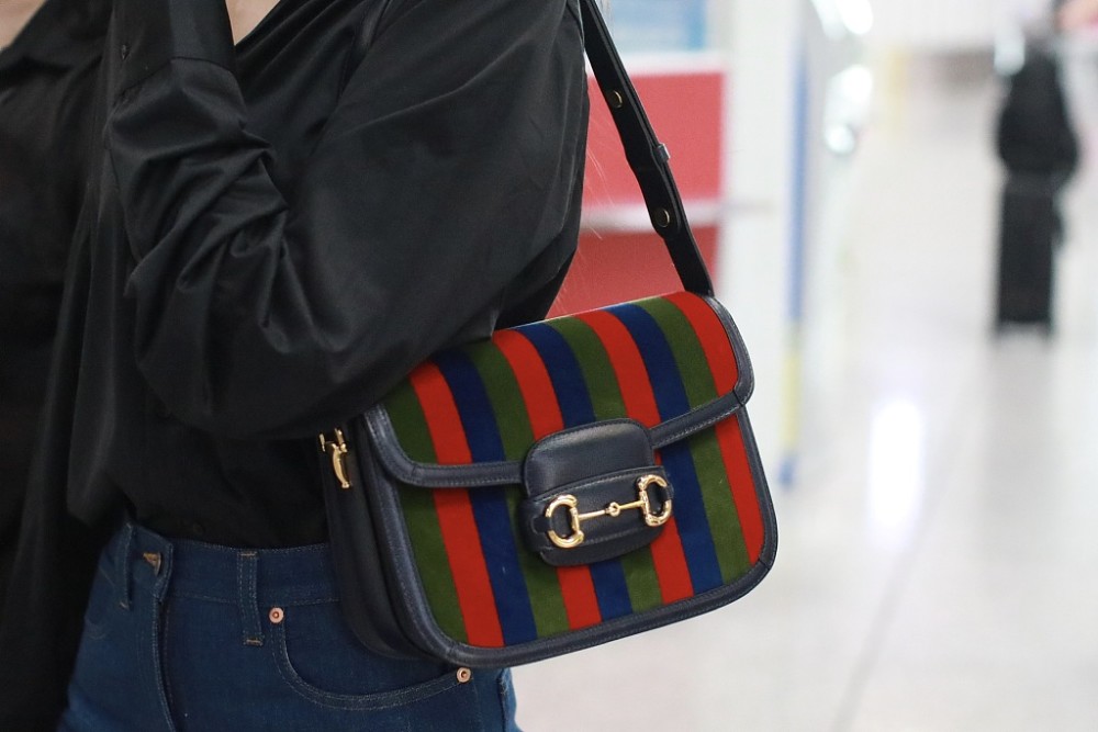 街拍黑色衬衣牛仔喇叭裤gucci1955条纹马鞍包复古摩登