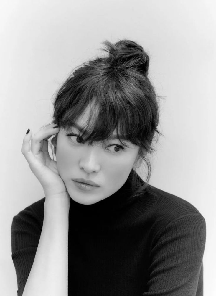 宋慧乔秋季大片曝光厚重刘海配慵懒丸子头离婚后美貌更上一层