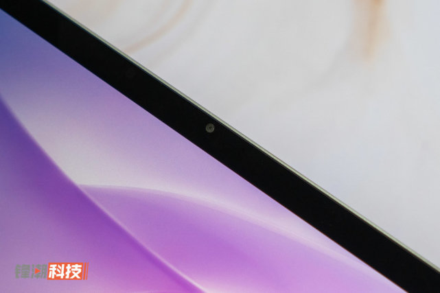 与此同时,华为 matebook 13 2020 锐龙版还将摄像头放在了屏幕顶部