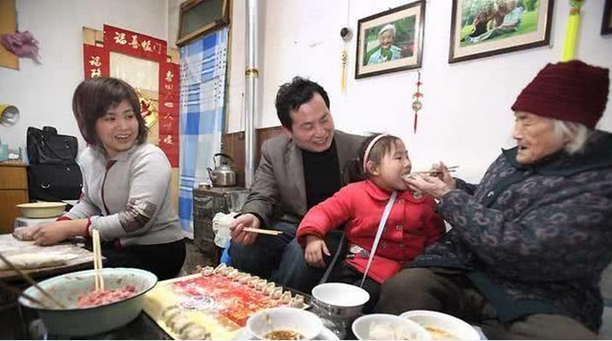 怀旧老照片30年前的年夜饭回忆满满