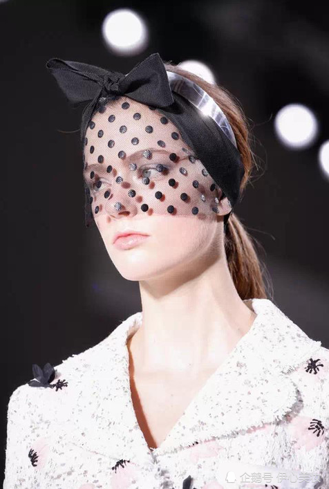 帽式面纱 猫式面纱就是帽子与面纱的结合体,纱面可以是镂空的,还可以