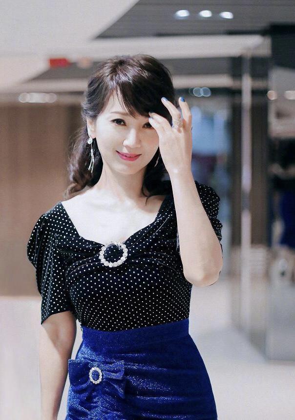 赵雅芝是50后里罕见的"少女",穿泡泡袖上衣配开叉半身裙,真美