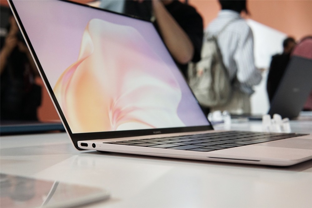 华为matebookx现场实拍悬浮全面屏纤薄丝滑