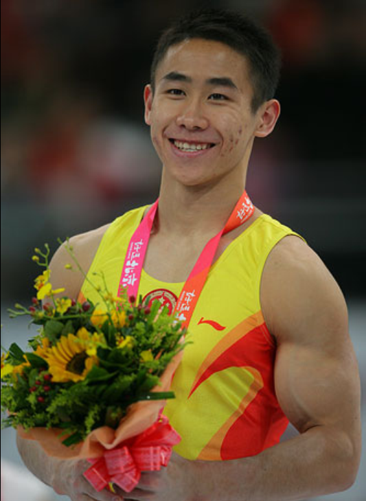 体操老将严明勇,娶同行妻子,办亲子运动馆,曾拍高难度婚纱照