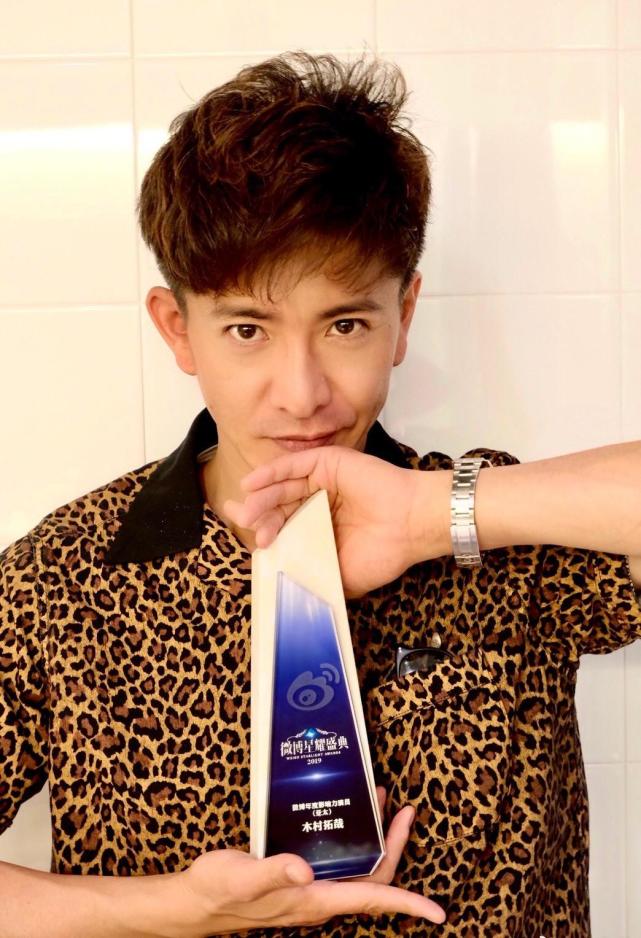 50岁工藤静香晒照,高马尾配白裙气质优雅;木村拓哉罕见发福利,大秀