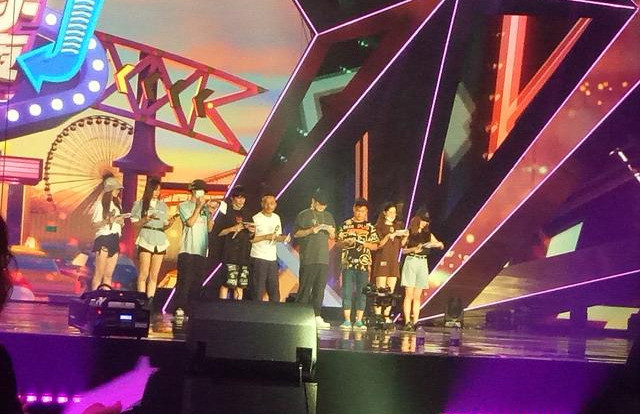 王一博|湖南卫视818炸了！黄子韬徐艺洋摸头杀，王一博“炸裂”舞台