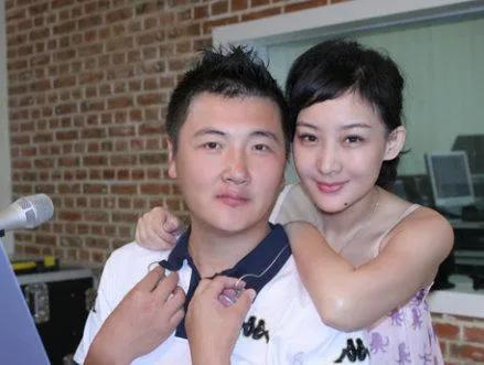 孙楠|送继女学《女德》，让亲生女儿出国留学，“后妈”潘蔚的双标行为
