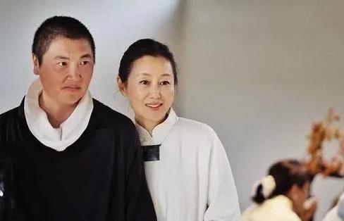 孙楠|送继女学《女德》，让亲生女儿出国留学，“后妈”潘蔚的双标行为