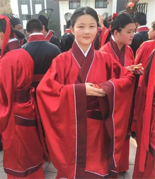 孙楠|送继女学《女德》，让亲生女儿出国留学，“后妈”潘蔚的双标行为