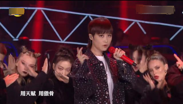 王一博|湖南卫视818炸了！黄子韬徐艺洋摸头杀，王一博“炸裂”舞台