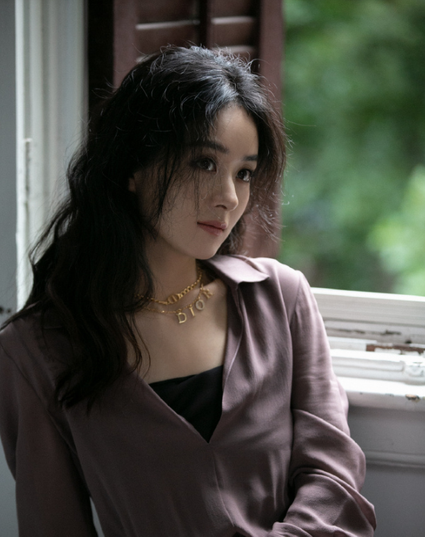 赵丽颖|赵丽颖荣登《明日》杂志封面，复古长裙配运动鞋，慵懒的气质令人心动