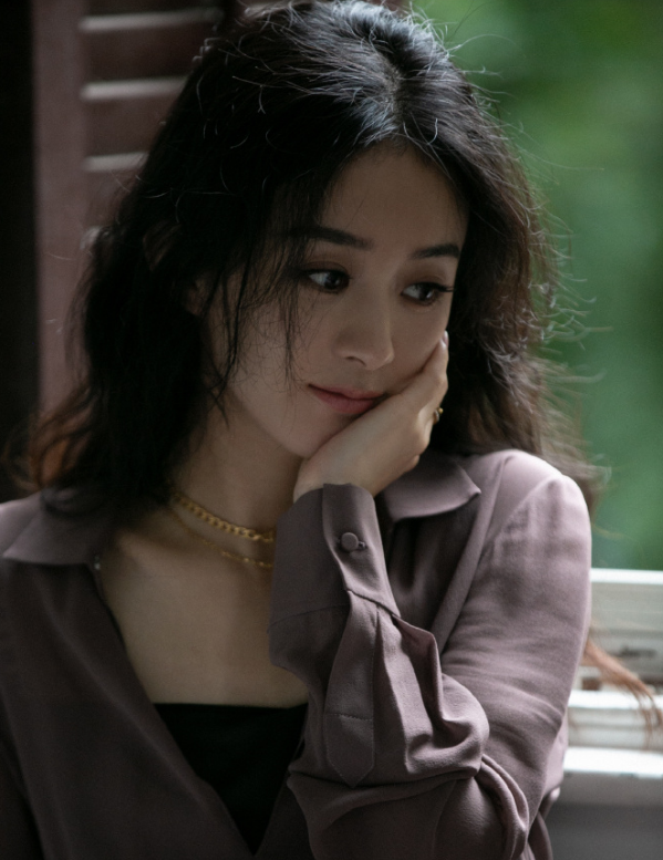 赵丽颖|赵丽颖荣登《明日》杂志封面，复古长裙配运动鞋，慵懒的气质令人心动