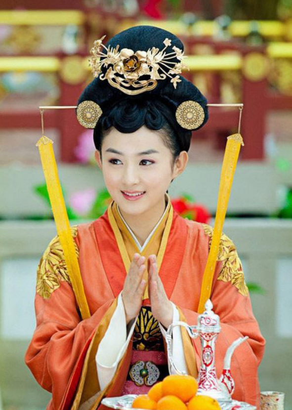 赵丽颖|赵丽颖荣登《明日》杂志封面，复古长裙配运动鞋，慵懒的气质令人心动