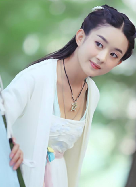 赵丽颖|赵丽颖荣登《明日》杂志封面，复古长裙配运动鞋，慵懒的气质令人心动