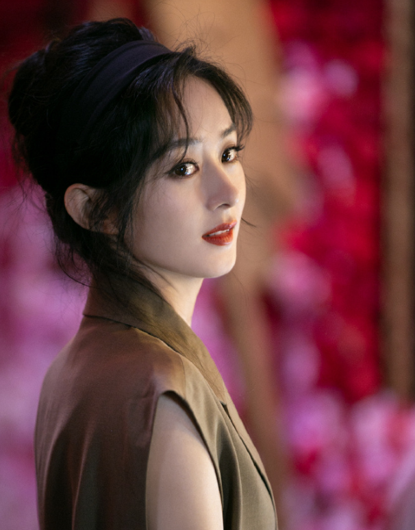 赵丽颖|赵丽颖荣登《明日》杂志封面，复古长裙配运动鞋，慵懒的气质令人心动