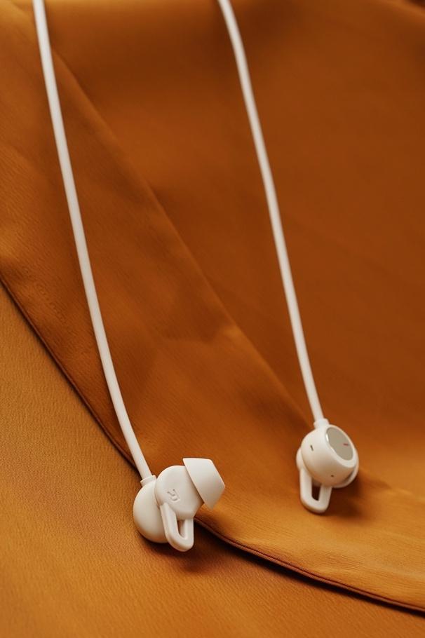 华为freelace pro无线耳机晨曦白图赏,颈上的音乐精灵