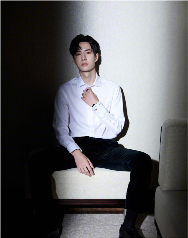 王一博果真是个"酷盖",本以为他穿休闲装够高冷了,哪知换上正装后更