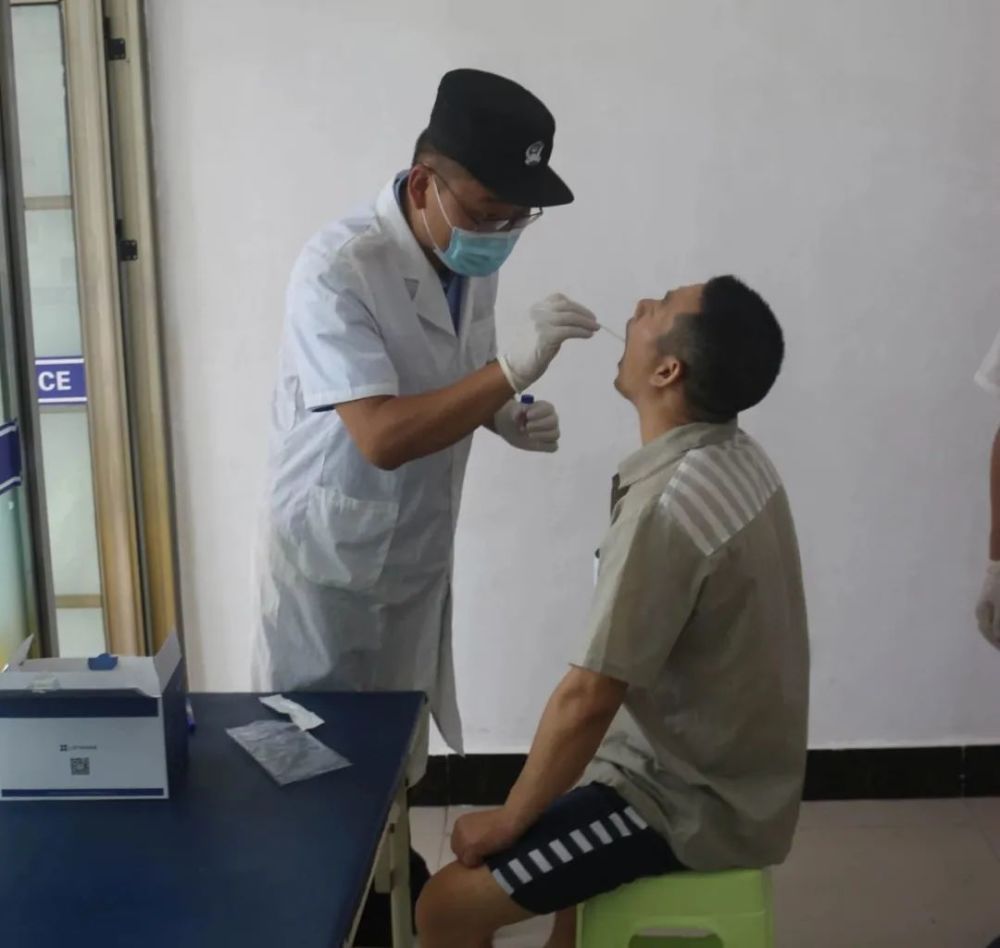 体检安顺监狱医务民警清点防疫物资未成年犯管教所医务民警对罪犯进行